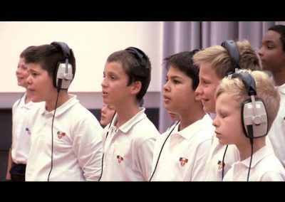 « Garde Confiance » par les Petits Chanteurs à la Crois de Bois