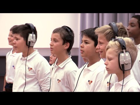 « Garde Confiance » par les Petits Chanteurs à la Crois de Bois